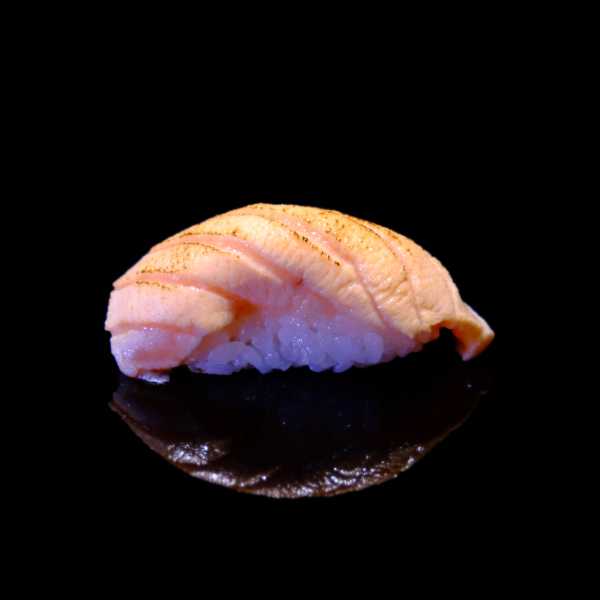 Nigiri flameado de salmón