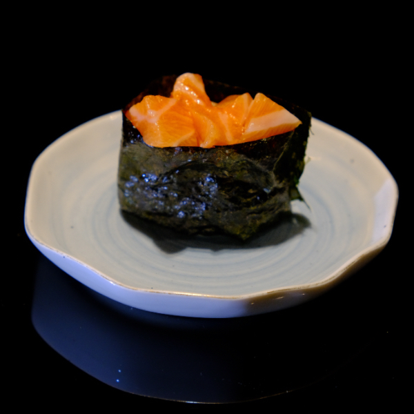 Gunkan salmón picante